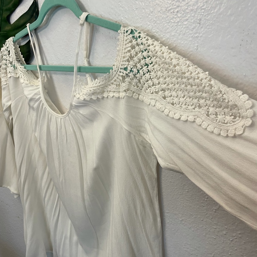 White Long Sleeve Daisy Lace Top! 🤍